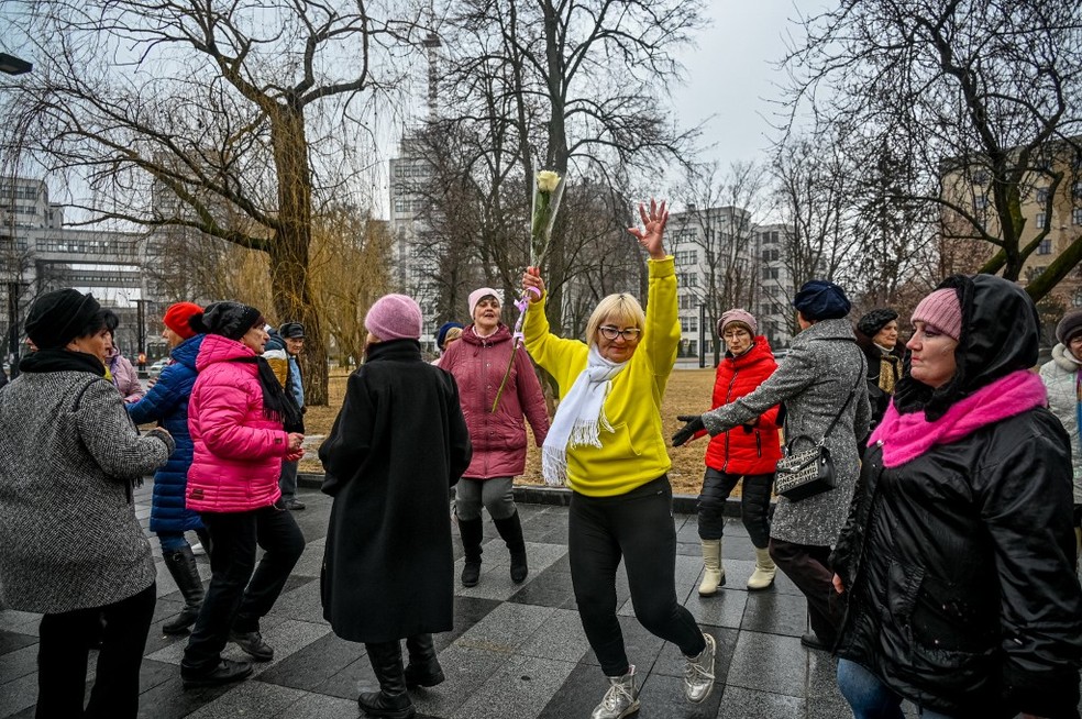 Na Ucrânia, as mulheres dançam para marcar o Dia Internacional da Mulher na Freedom Square, em Kharkiv, em 8 de março de 2023, em meio à invasão russa. - Foto: SERGEY BOBOK / AFP