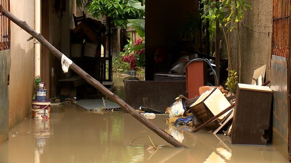 Móveis destruídos pela água que invadiu casas em Cariacica, ES - Foto: Reprodução/TV Gazeta