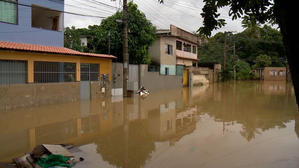 Rua alagada em Cariacica, ES - Foto: Reprodução/TV Gazeta