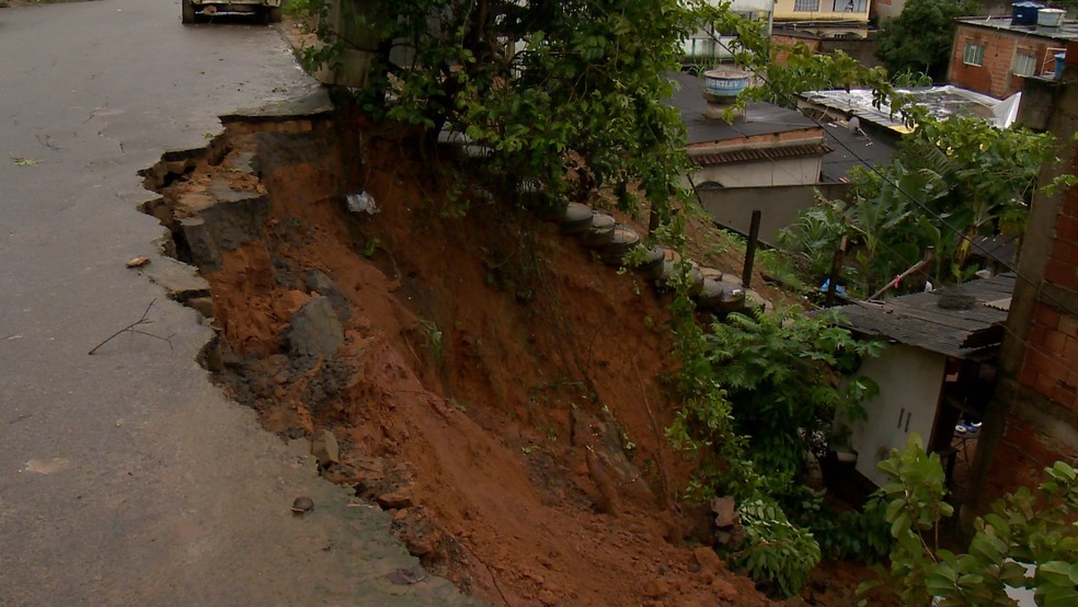 Chuva abriu crateras em encostas em Cariacica, ES - Foto: Reprodução/TV Gazeta