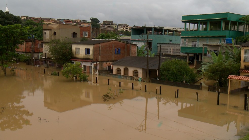Rua de Cariacica foi tomada pela água da chuva - Foto: Reprodução/TV Gazeta