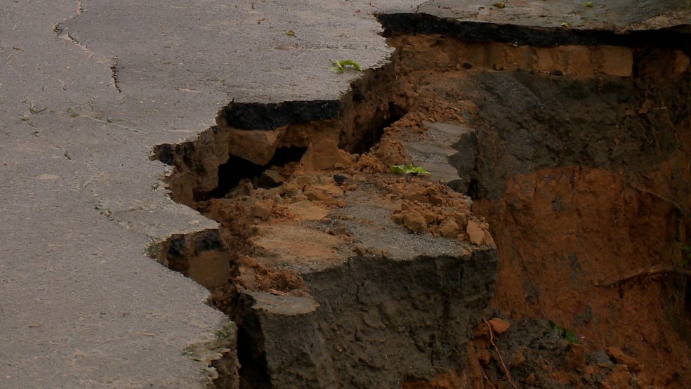 Trechos de ruas em encostas cederam em Cariacica, ES - Foto: Reprodução/TV Gazeta