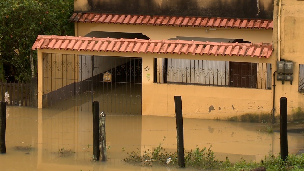Casa inundada em Cariacica, ES - Foto: Reprodução/TV Gazeta