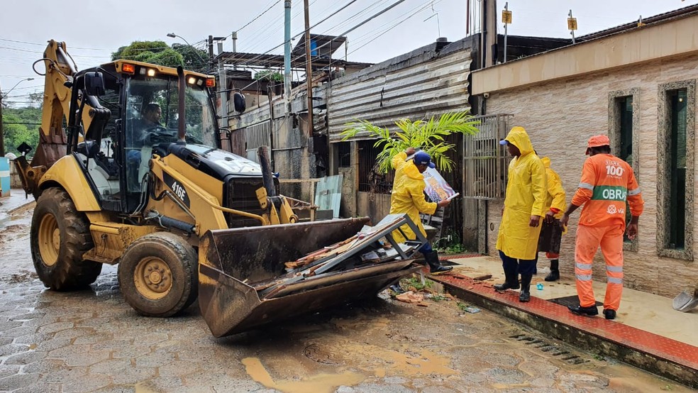 Equipes de limpeza urbana com trator ajudam moradores na limpeza das casa em Cariacica, ES - Foto: Carlos Alberto Silva/Rede Gazeta
