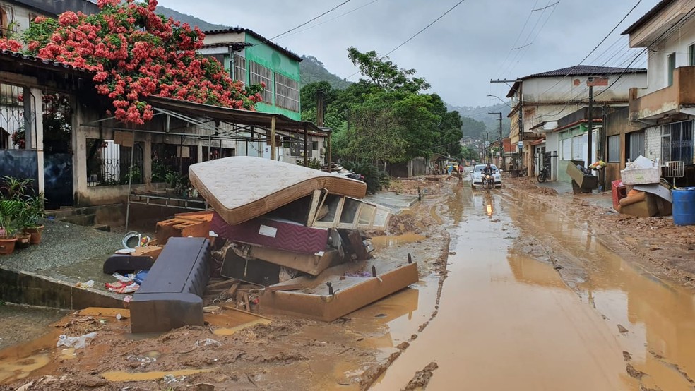 No bairro Ipanema, em Cariacica, a manhã de domingo foi dia de limpar ruas e casas - Foto: Carlos Alberto Silva/Rede Gazeta